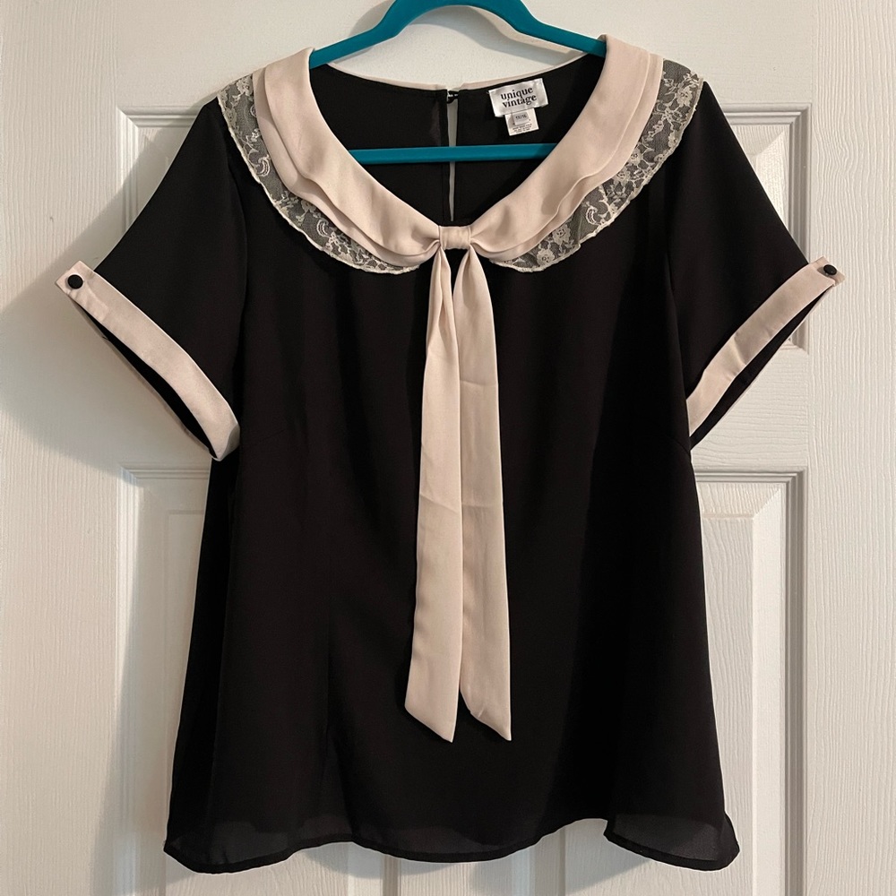 Unique Vintage Blouse w/ Peter Pan Collar